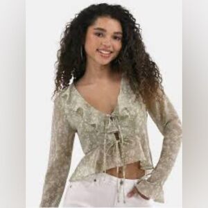 No Boundaries Light Green Floral Crop Top Blouse; medium